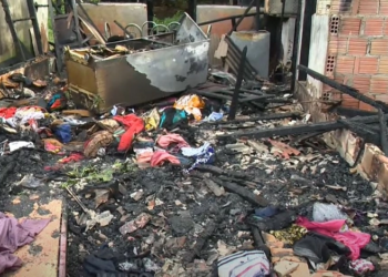 Casa que sofreu incêndio criminoso na Santa Etelvina estava com idosa e criança de 6 anos