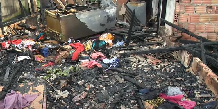 Casa que sofreu incêndio criminoso na Santa Etelvina estava com idosa e criança de 6 anos