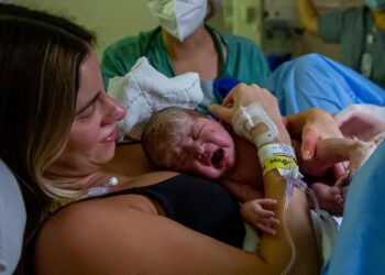 Influencer denuncia ter sofrido violência obstétrica durante parto da segunda filha