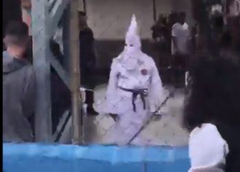 Professor de história usa roupa referente à Ku Klus Klan e é afastado de escola, em São Paulo