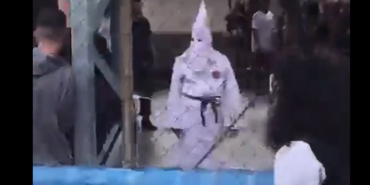 Professor de história usa roupa referente à Ku Klus Klan e é afastado de escola, em São Paulo