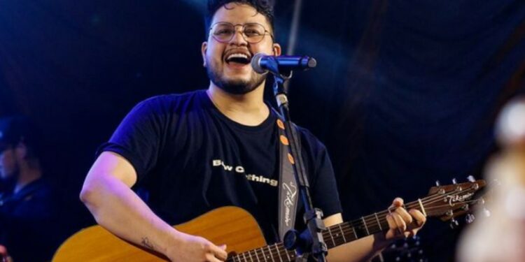Cantor Maurílio, da dupla com Luiza, morre aos 28 anos