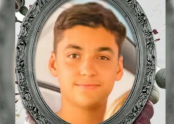 Adolescente pega choque e morre ao usar celular que estava carregando em tomada