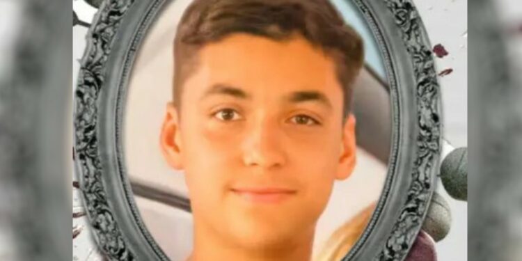 Adolescente pega choque e morre ao usar celular que estava carregando em tomada