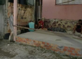 Homem tem corpo crivado de balas em frente a casa onde morava, na Compensa