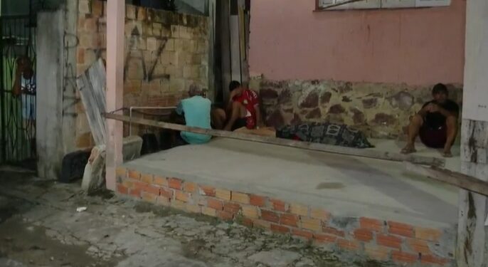 Homem tem corpo crivado de balas em frente a casa onde morava, na Compensa