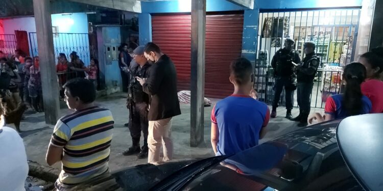 Homem é assassinado quando sai para comprar cigarro no mercadinho do bairro