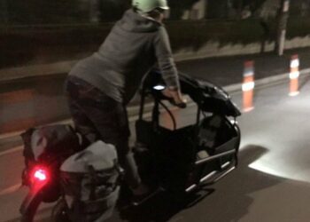 Parlamentar da Nova Zelândia em trabalho de parto pilota moto até chegar em maternidade