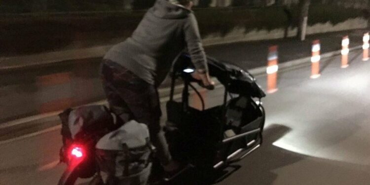 Parlamentar da Nova Zelândia em trabalho de parto pilota moto até chegar em maternidade