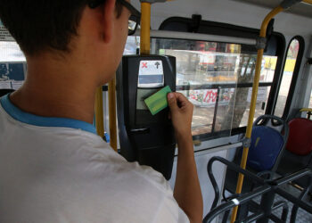 Governo do Amazonas repassa à Prefeitura 1ª parcela do convênio que garante passe livre aos estudantes