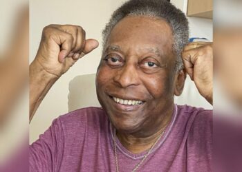 Pelé recebe alta após 17 dias internado para tratamento contra câncer no cólon