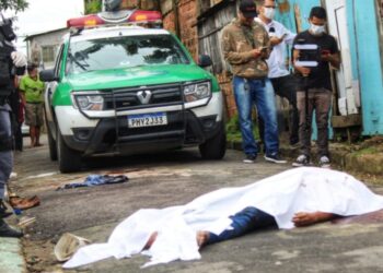 Homem é baleado e morre no meio da rua ao tentar cometer assalto, no bairro Redenção