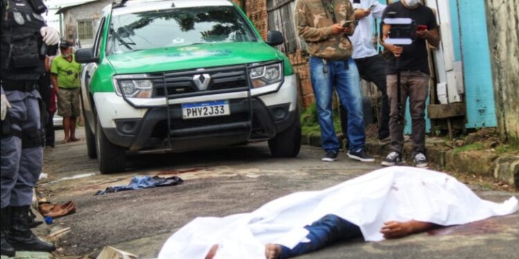 Homem é baleado e morre no meio da rua ao tentar cometer assalto, no bairro Redenção