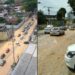 Tubulação se rompe, inunda avenida e causa transtornos a moradores e motoristas no Adrianópolis
