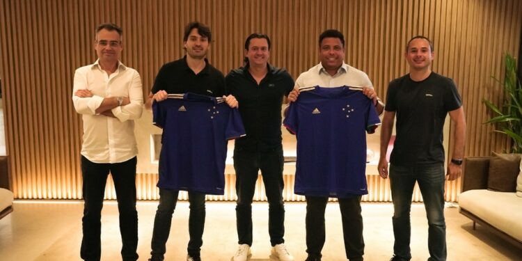 Ronaldo Fenômeno anuncia compra do Cruzeiro por R$ 400 milhões