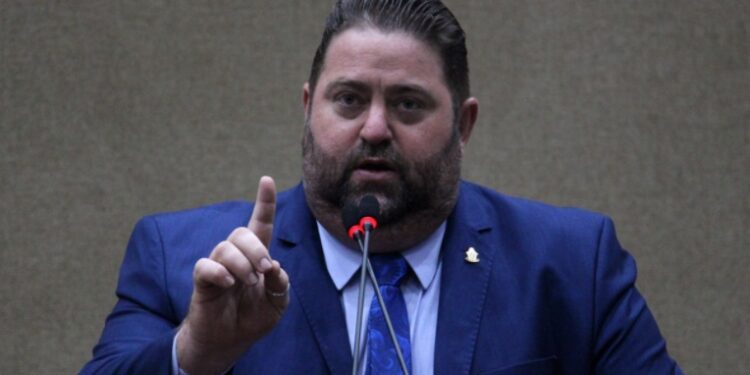 William Alemão descumpre promessa de campanha e vota a favor de aumento de quase 100% do ‘cotão’