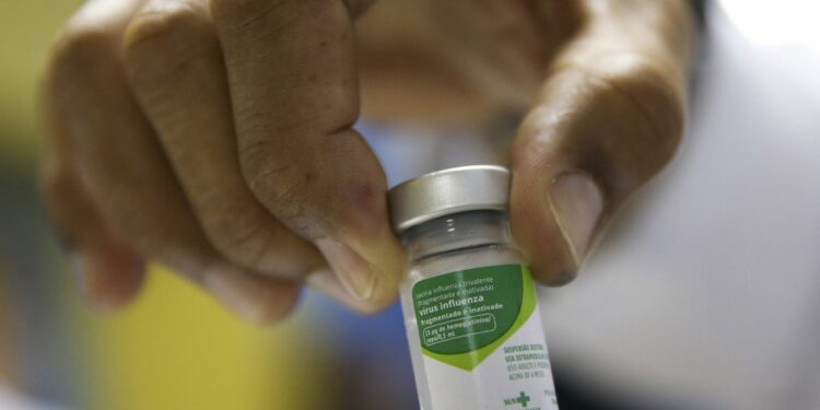 Em meio a surto de doenças respiratórias Manaus está com estoque zerado de vacina contra gripe