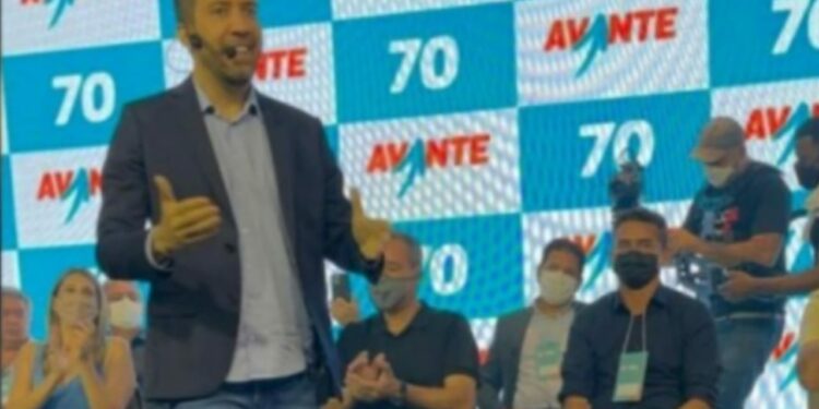 David Almeida participa do lançamento da pré-candidatura de André Janones à Presidência pelo Avante
