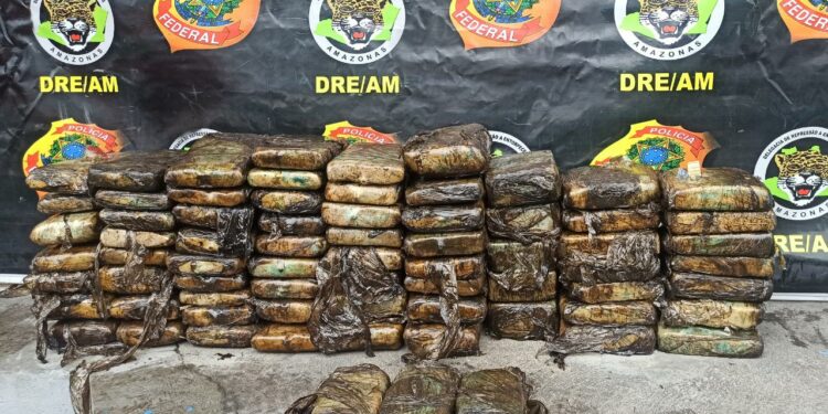 Trio é preso com cerca de 80 quilos de drogas dentro de barco que tinha como destino, Manaus
