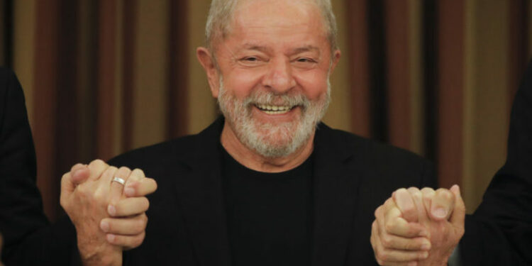 Na primeira pesquisa eleitoral de 2022 Lula aparece isolado em 1º lugar