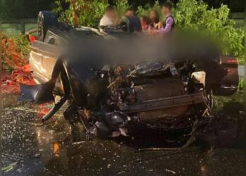 VÍDEO: Em grave acidente, carro de luxo derruba árvore e capota na avenida Efigênio Sales