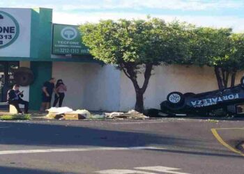 VÍDEO: Caixão com defunto é arremessado para fora de carro funerário após acidente de trânsito