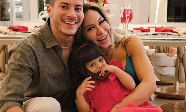 Filha do BBB Arthur Aguiar tem parada respiratória e é internada às pressas na UTI