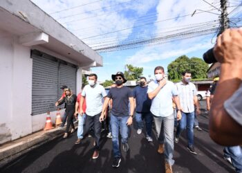 Prefeito David Almeida e governador Wilson Lima fiscalizam serviço de recuperação asfáltica em bairros de Manaus