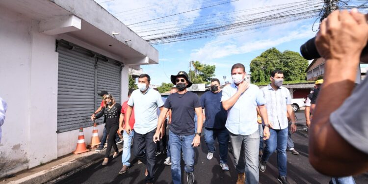 Prefeito David Almeida e governador Wilson Lima fiscalizam serviço de recuperação asfáltica em bairros de Manaus
