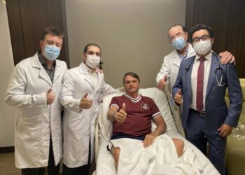 Bolsonaro recebe alta após internação por obstrução intestinal causada por camarão mal mastigado