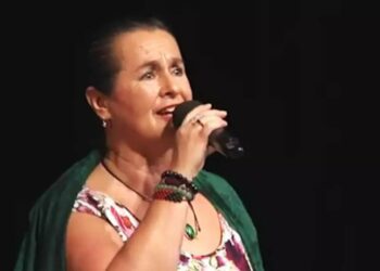 Cantora morre de Covid-19 após comemorar ter contraído a doença