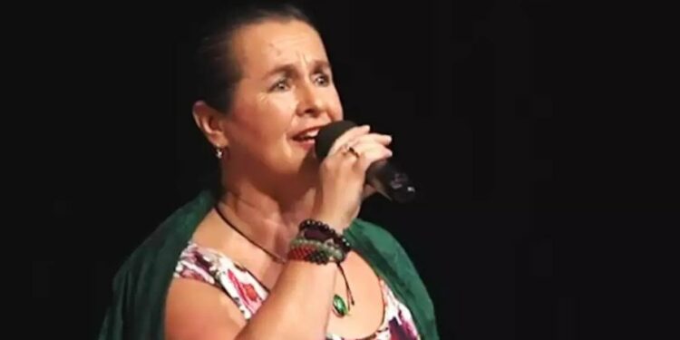 Cantora morre de Covid-19 após comemorar ter contraído a doença