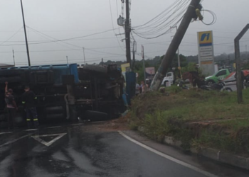 VÍDEO: Caçamba tomba e derruba poste em rotatória no Distrito Industrial