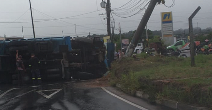 VÍDEO: Caçamba tomba e derruba poste em rotatória no Distrito Industrial