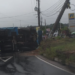 VÍDEO: Caçamba tomba e derruba poste em rotatória no Distrito Industrial
