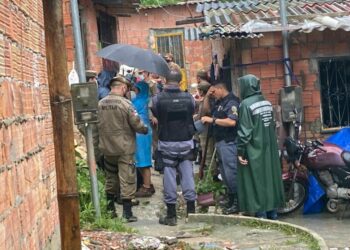 Criança de 7 anos e mulher de 37 morrem soterradas durante forte chuva, na zona Norte de Manaus