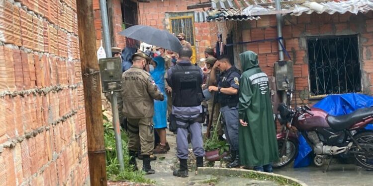 Criança de 7 anos e mulher de 37 morrem soterradas durante forte chuva, na zona Norte de Manaus