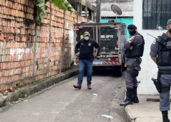 Homem é executado com tiros na cabeça em beco no bairro Compensa