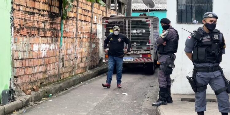 Homem é executado com tiros na cabeça em beco no bairro Compensa