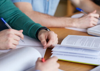 Governo do Amazonas oferece 300 vagas para cursos de qualificação, em parceria com faculdade particular