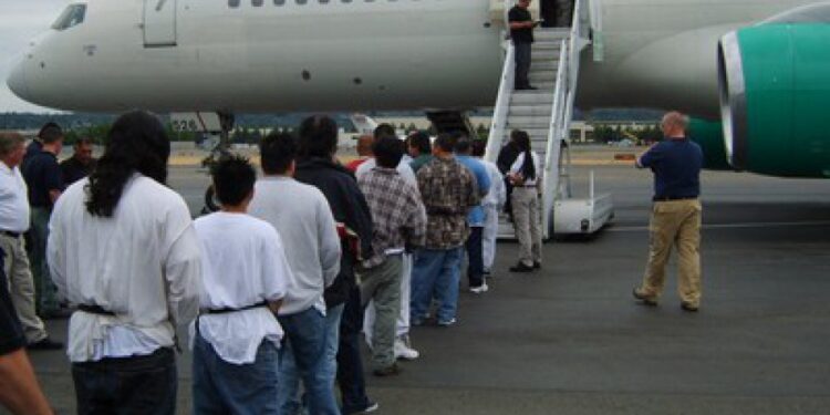 Voo com mais de 200 brasileiros deportados dos EUA chega ao Brasil; maioria era de menores de idade
