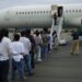 Voo com mais de 200 brasileiros deportados dos EUA chega ao Brasil; maioria era de menores de idade