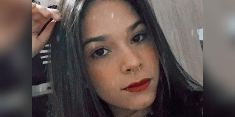 Jovem sai de casa para encontrar com amigas em supermercado na zona Norte e desaparece