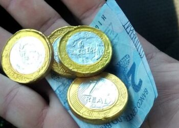 Motorista de app é enganado por passageira ao receber moedas de chocolate como pagamento de corrida