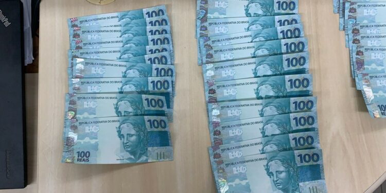 Mulher é presa ao receber R$ 8 mil em notas falsas pelos Correios