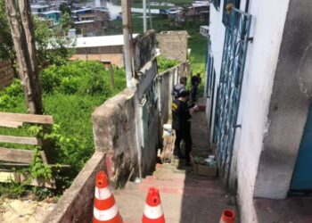 No Educandos, homem é encontrado morto dentro de casa com facada na cabeça e marcas de agressão