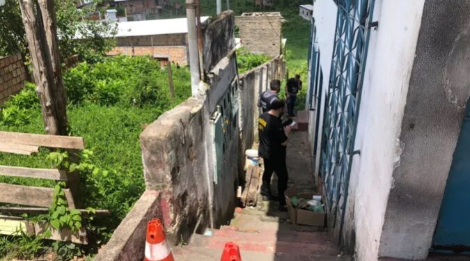 No Educandos, homem é encontrado morto dentro de casa com facada na cabeça e marcas de agressão