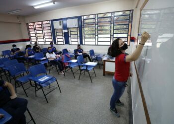 Com alta dos casos de Covid-19 retorno das aulas na rede pública é adiando e desfile das escolas de samba, cancelado