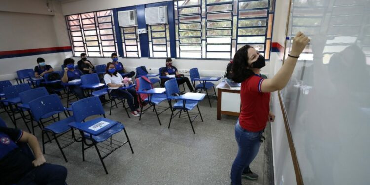 Com alta dos casos de Covid-19 retorno das aulas na rede pública é adiando e desfile das escolas de samba, cancelado