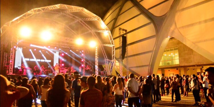 Governo do Amazonas suspende grandes eventos e limita público em 200 pessoas, no Estado